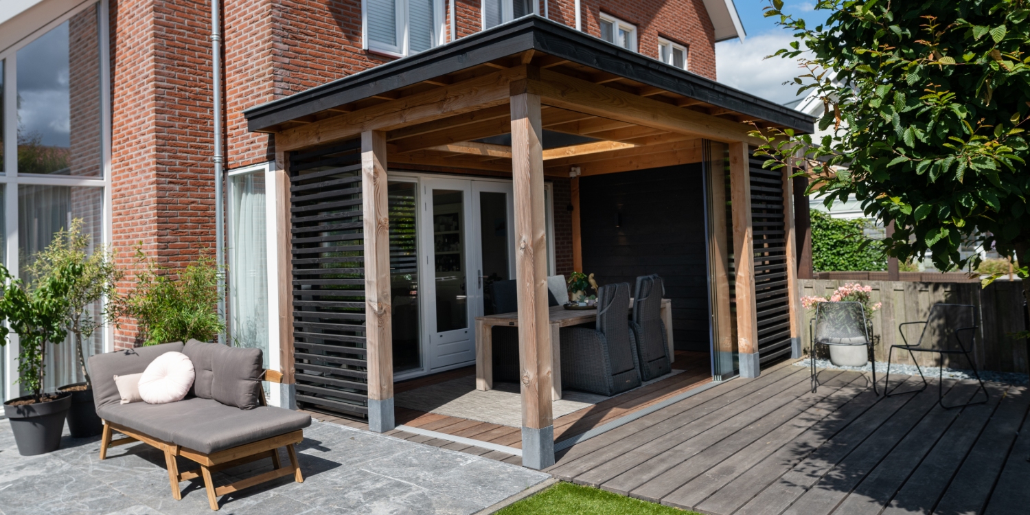 een-overkapping-in-een-kleine-tuin
